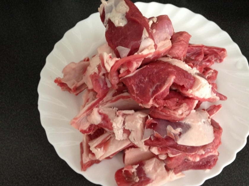 1. Этап. Корейка из баранины: 1. Первым делом приступаю к мясу: разрезаю по косточке на кусочки и счищаю лишний жир, чтобы блюдо не было очень жирным. Мою и вытираю бумажным полотенцем.