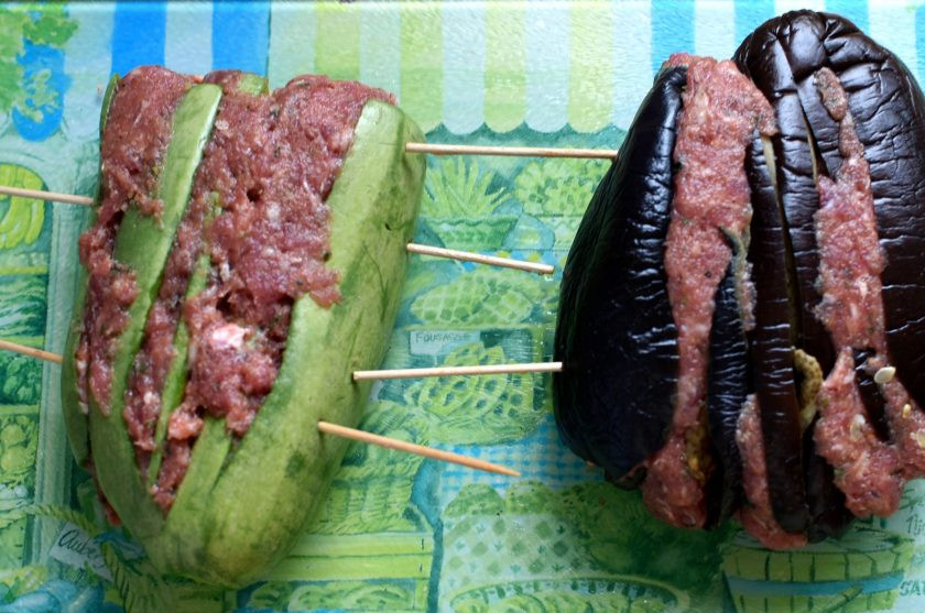 1. Этап. Кебабы в овощах по-турецки: Сделайте кебабы – начините овощи между ломтиками фаршем. Я побоялась, что кебабы будут разваливаться и сначала скрепила их шпажками, но позже поняла, что это не нужно.