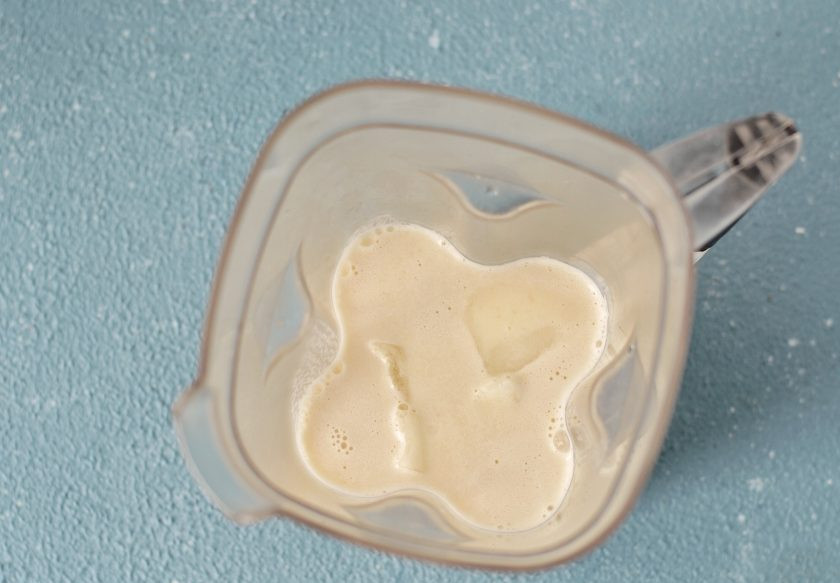 1. Этап. Дынное молоко: Взбейте в блендере пару ломтиков дыни, молочко из семечек и подсластитель.