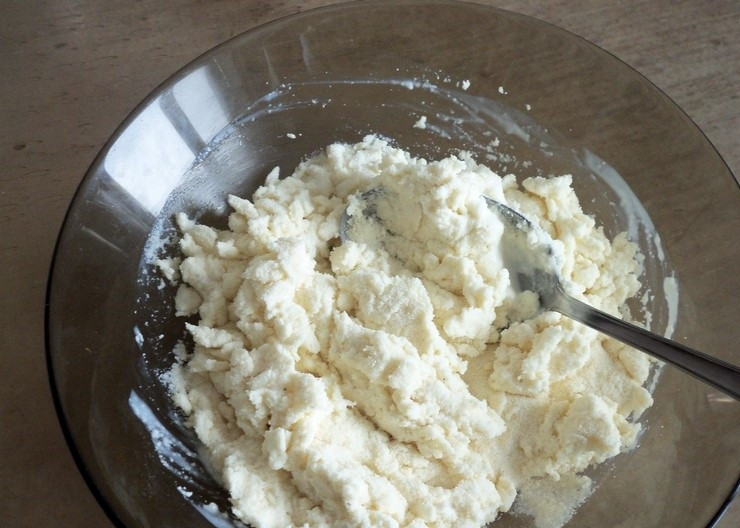 1. Этап. Манник творожный: 1. Кефир переливаем в миску и добавляем манку, оставляем на полчаса для набухания, тем временем пересыпаем в тарелку творог и разминаем его вилкой или перетираем его через сито.