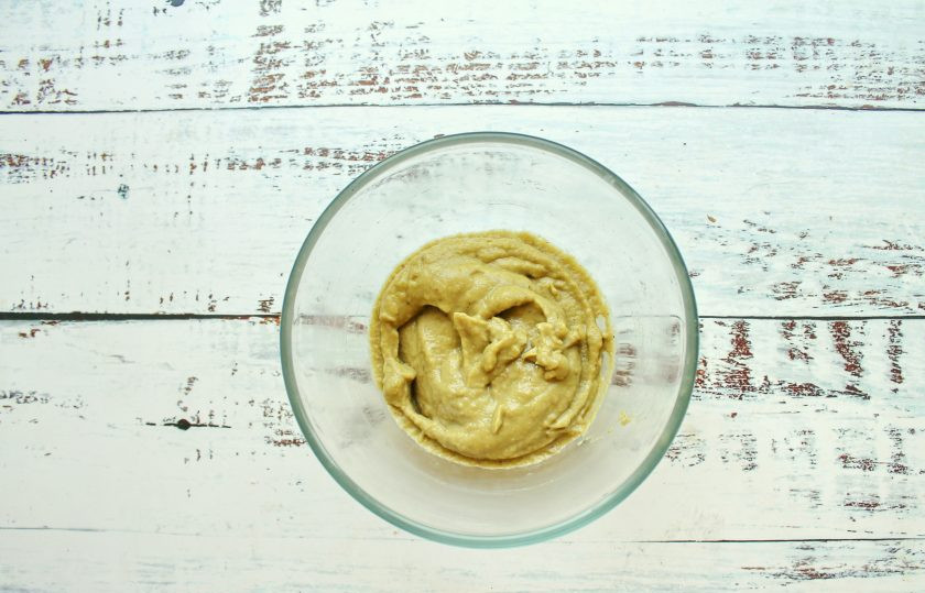 1. Этап. Сливочное мороженое с авокадо: Авокадо тщательно вымойте, разрежьте пополам, удалите косточку и извлеките ложкой мякоть. Пробейте мякоть до однородного пюре.