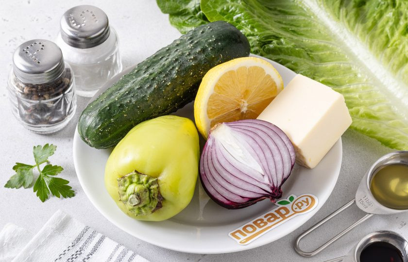 1. Этап. Салат с перцем, огурцом и сыром: Подготовьте все ингредиенты.