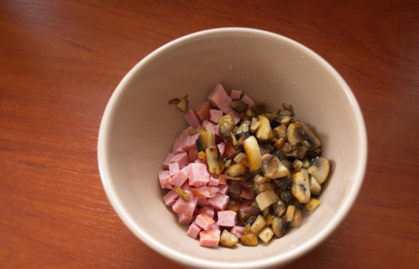 1. Этап. Закуска из ветчины и сыра: В миске соедините грибы и ветчину.