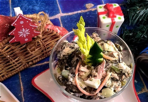 1. Этап. Салат с тунцом и морской капустой: В креманки просто аккуратно выкладываем салат и тоже украшаем сверху по своему вкусу. Я так же вставлю листики сельдерея и из огурца вырежу ёлочки ножом и вставлю посередине.