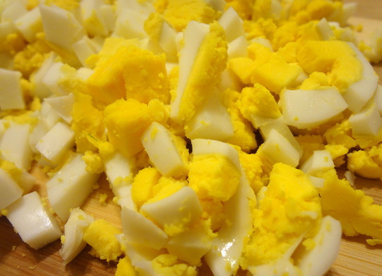 1. Этап. Плавленый сыр с начинкой: Яйца сварить вкрутую и мелко нарезать.