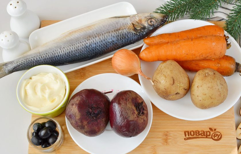 1. Этап. Салат Тигр в шубе на Новый год: Подготовьте ингредиенты. Овощи отварите в отдельных кастрюлях до готовности, остудите. Приступим!