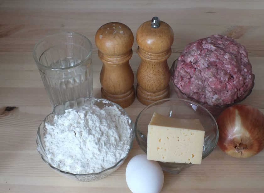 1. Этап. Пельмени с сыром и мясом: Подготовьте необходимые ингредиенты.
