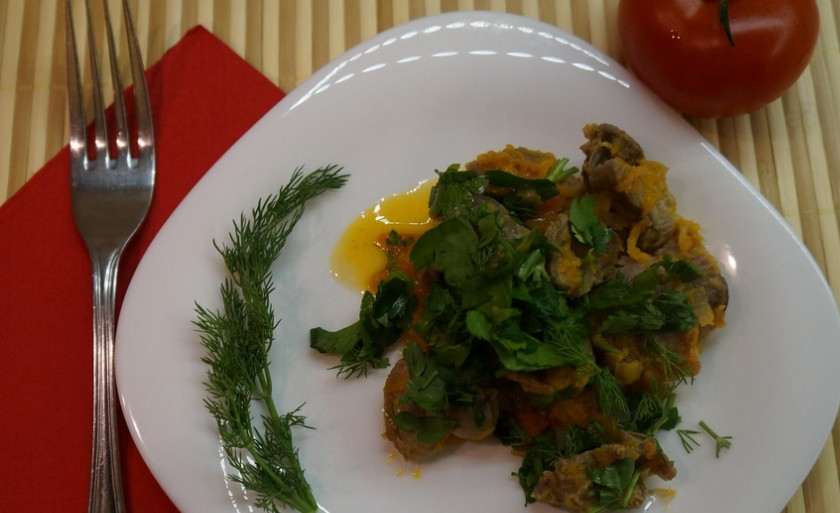 1. Этап. Тушеные куриные желудки: Готовое блюдо подаем к столу, присыпав свежей зеленью. Приятного аппетита!