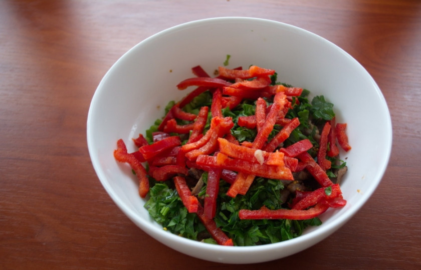 1. Этап. Салат с говядиной и сыром: Добавляем болгарский перец, нарезанный полукольцами.