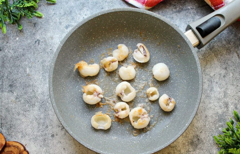 1. Этап. Салат из киноа с кальмарами: Подготовленные кальмары обсушите бумажным полотенцем. В сковороду налейте растительное масло и разогрейте на среднем огне. Выложите кальмарчики и обжарьте в течение одной минуты, переложите в тарелку и остудите.