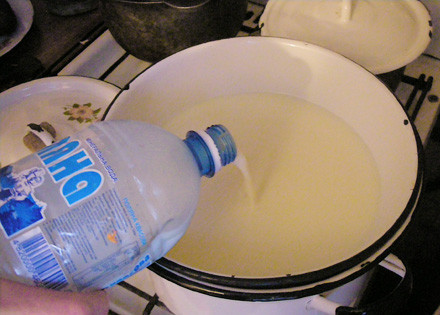 1. Этап. Сыр с дырками в домашних условиях: Молоко поставим вариться на водяную баню.