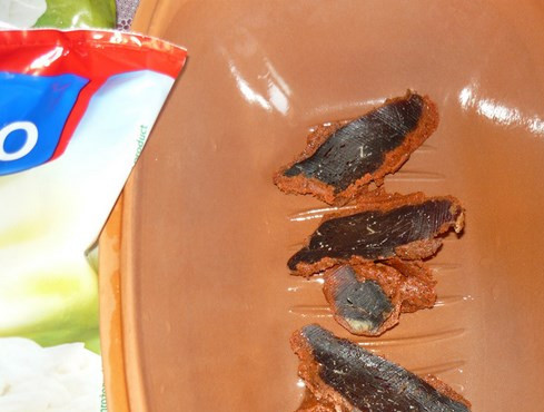 1. Этап. Свинина с цветной капустой: Совет: чтобы блюдо в целом было пикантным, на дно формы выкладываем закуску какую-нибудь (бастурму, например).