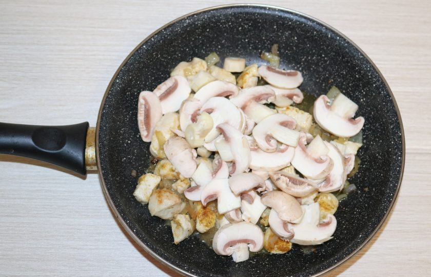 1. Этап. Фаршированные ананасы: Добавьте шампиньоны, обжаривайте 2-3 минуты.