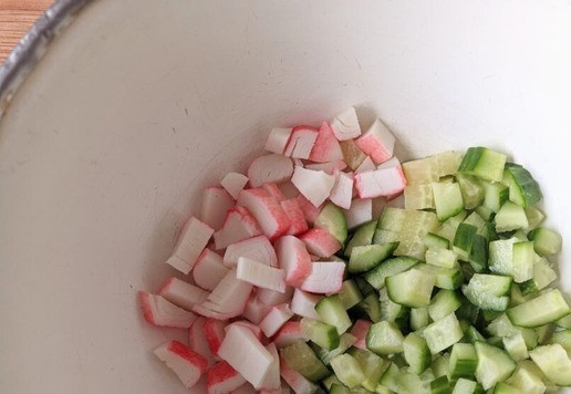 1. Этап. Салат с тунцом Мирослава: Слегка размороженные крабовые палочки режем кубиками. Огурец также кубиками.