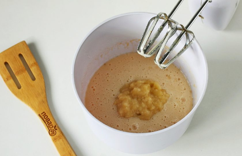 1. Этап. Шоколадно-банановые кексы: Добавьте размятый вилкой банан (нам понадобится 100 грамм бананового пюре, как правило, одного бывает достаточно).