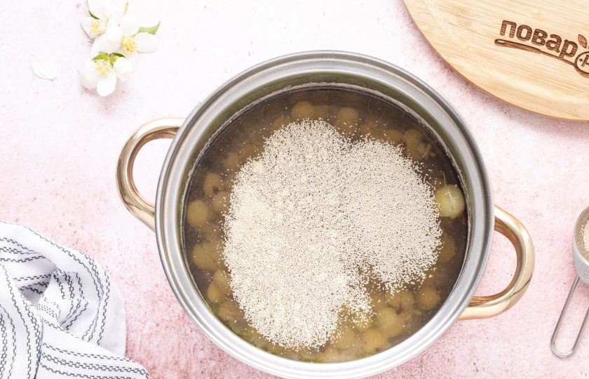 1. Этап. Квас из крыжовника: Когда жидкость станет теплой, добавьте сухие дрожжи и все перемешайте. Оставьте еще на полчаса. Напиток должен начать пениться.