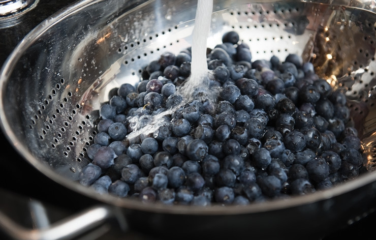 1. Этап. Сорбет из черники: 4. Промойте чернику и выберите листики.