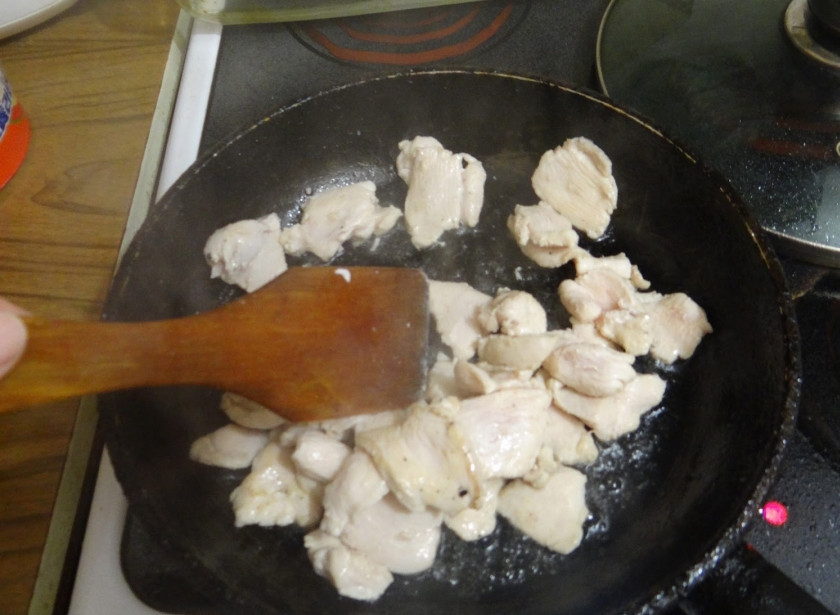 1. Этап. Гречневая лапша с курицей: Обжарьте на сковороде с небольшим количеством масла курицу (минуты 2-4).