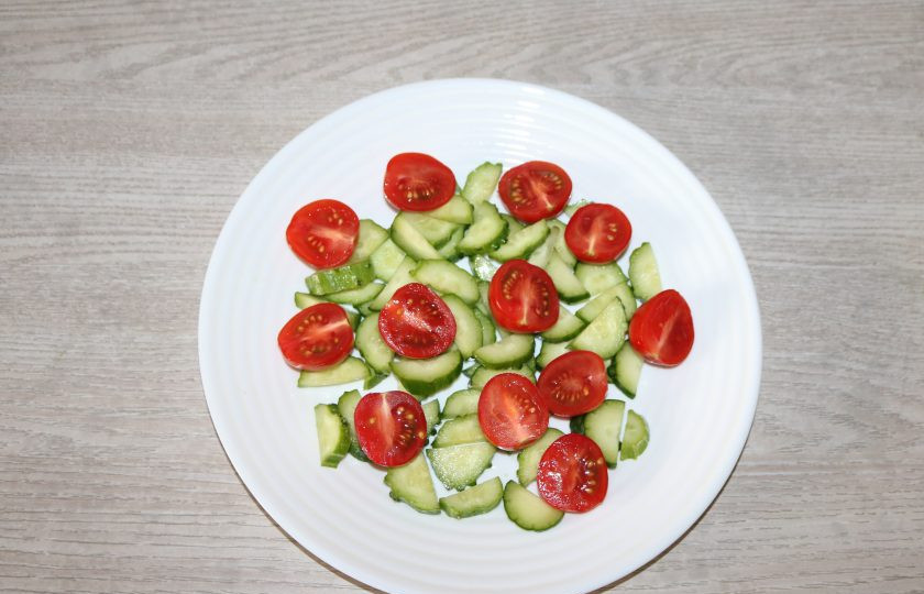 1. Этап. Салат с зелёным болгарским перцем: На большое блюдо выложите огурцы, на них нарезанные помидоры.