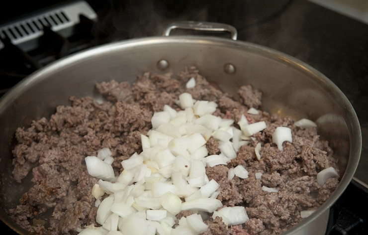 1. Этап. Пастуший пирог: Обжариваем фарш, добавляем к нему мелко нарезанный лук и обжариваем на среднем огне до золотистого цвета.