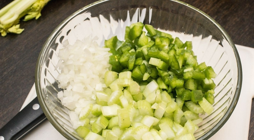 1. Этап. Рис с индейкой: Рис промойте и отварите до готовности. Тем временем почистите овощи. Лук, болгарский перец и стебель сельдерея порежьте кубиками или просто ломтиками (среднего размера).