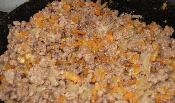 1. Этап. Фарш с морковью: Когда фарш будет готов, выкладываем к нему обжаренные лук и морковь, хорошенько перемешиваем. Добавляем соль и специи, еще раз перемешиваем и тушим 3 минуты под закрытой крышкой. А теперь можно сделать с ним что-нибудь по-настоящему вкусненькое.