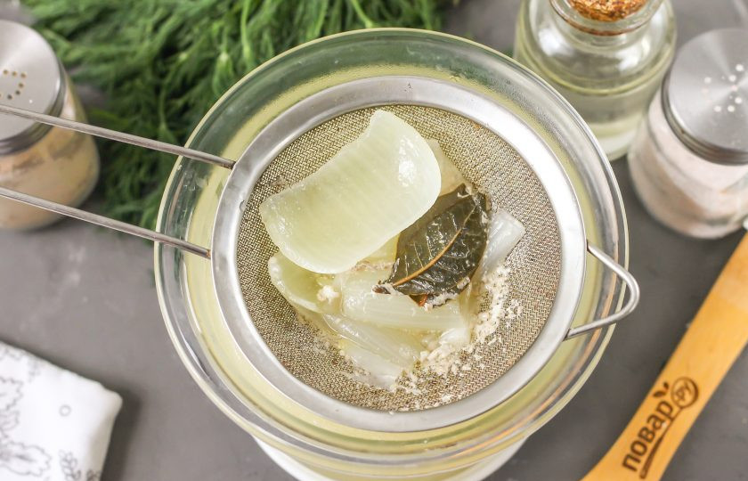 1. Этап. Бульон из куриных окорочков: Отварите окорочок примерно 25-30 минут, проткните ножом и проверьте, чтобы из него не вытекала кровь. Извлеките окорочок на тарелку, а бульон процедите через ситечко с небольшими ячейками или через двойной слой марли.