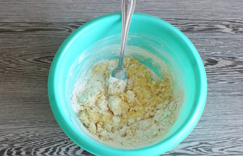 1. Этап. Тарталетки с орехами и карамелью: Начните замес теста с помощью вилки. Как только тесто начнет собираться в комочки, месите руками.