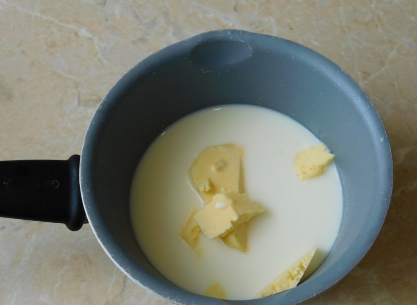 1. Этап. Кексы на День Рождения: Пока яйца взбиваются доведите до кипения молоко с маслом. Подождите чтобы масло растаяло.