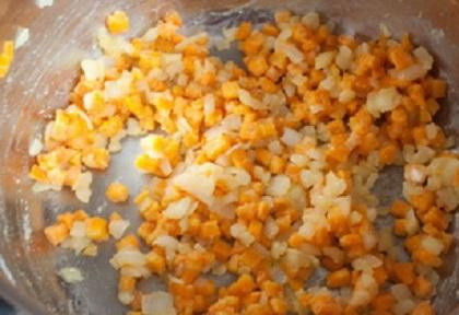 1. Этап. Куриный суп со сливками: 2. Оставшиеся морковь и лук почистить и порезать на небольшие кубики. Картофель и репку тоже промыть и почистить. Нарезать их небольшими кубиками. В сковородке растопить сливочное масло. Пожарить в нем порезанные лук и морковь. Всыпать в сковородку муку. Муку с овощами надо постоянно мешать и жарить недолго. В кастрюлю с бульоном положить обжаренные овощи с мукой, добавить картофель и репку. Овощи должны полностью свариться.