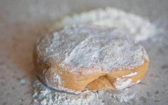 1. Этап. Рецепт Хвороста (классический без молока): 5. Выложите тесто на присыпанную мукой поверхность и добавьте немного муки сверху.