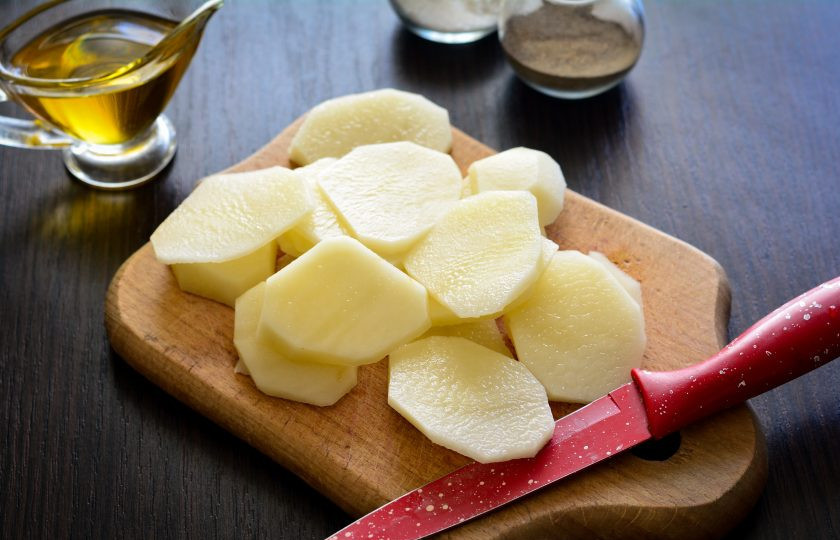 1. Этап. Свиная лопатка с картошкой в духовке: Почищенный картофель нарежьте кружочками средней толщины.