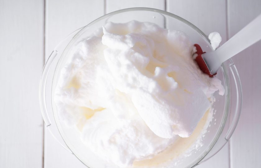 1. Этап. Торт с вишней и ананасом: Белковую массу выложите в миску ко взбитым желткам.