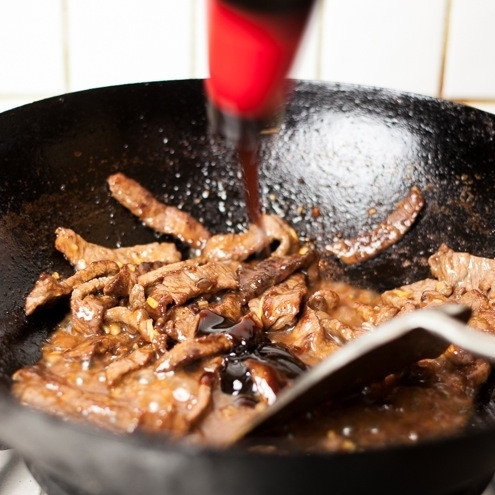 1. Этап. Говядина с брокколи: Когда жидкость слегка выпарится, добавьте устричный соус. Если у вас его нет - ничего страшного, можете этот шаг пропустить. Но с ним, конечно, получится куда более богатая вкусовая гамма.