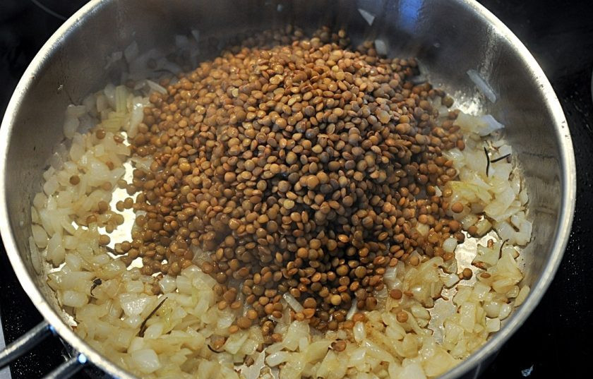 1. Этап. Каре баранины: Затем к луку добавьте чечевицу. Перемешайте.