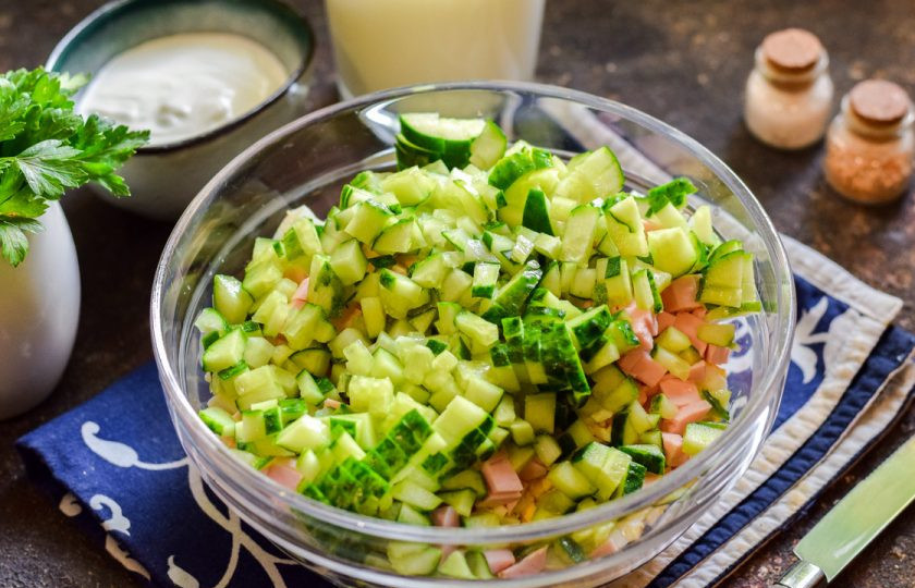 1. Этап. Окрошка на мацони по-грузински: Свежие огурцы сполосните и обрежьте концы с обеих сторон. Нарежьте огурцы небольшими кубиками и добавьте ко всем ингредиентам.