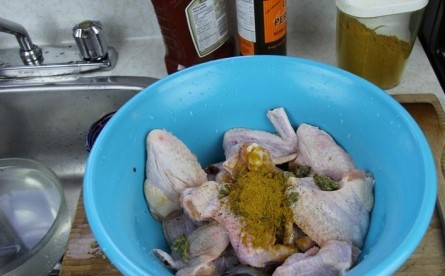 1. Этап. Крылышки во фритюре: 2. Добавьте соль, перец и специи для курицы по вкусу. Можно добавить немного острого соуса для пикантности, например.