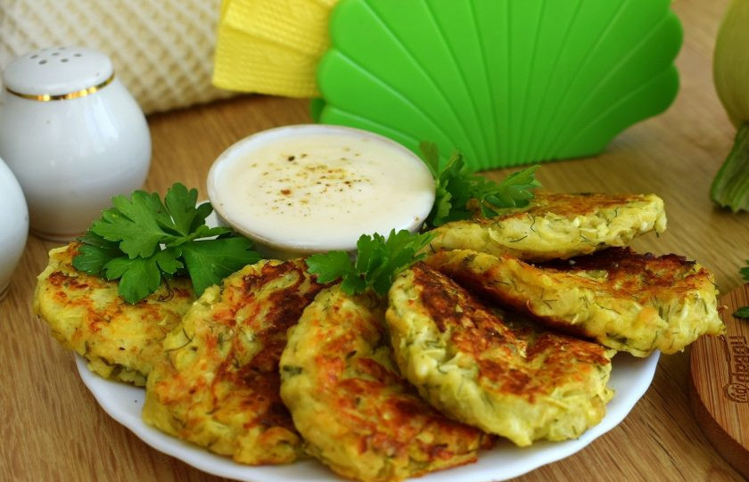 1. Этап. Оладьи из кабачков на сковороде: Подавайте оладьи со сметаной или майонезом. Приятного аппетита!