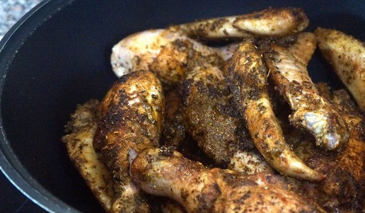 1. Этап. Чахохбили из индейки: В сковороде растопить топленое масло, обжарить крылья и куриные голени на сильном огне, сложить в казан. Крылья индейки готовятся довольно долго, поэтому добавить бульон, воду – так, чтобы жидкость почти покрывала птицу. Посолить немного, накрыть крышкой и тушить на среднем огне примерно полтора часа.