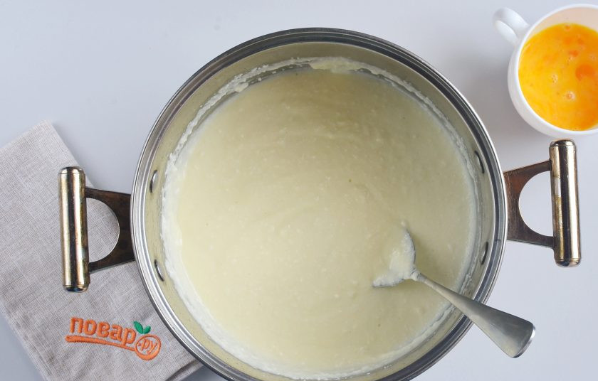 1. Этап. Домашний сыр: В творожную горячую массу влейте разболтанное сырое яйцо.