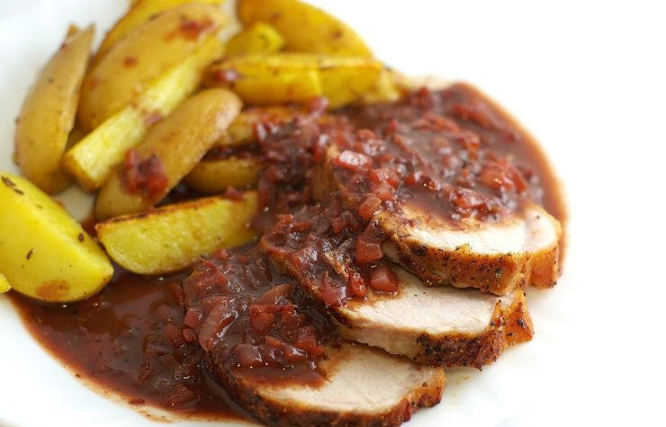 1. Этап. Корейка запеченная: На тарелку выкладываем гарнир (он может быть любой), корейку, поливаем ее соусом и подаем к столу. Приятного аппетита! :)