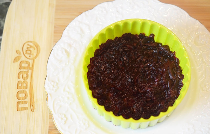 1. Этап. Салат Сёмга на шубке на 8 марта: 2. Овощи и яйца отварите, очистите и натрите на терке. На блюдо поставьте формовочное кольцо, первым слоем выложите свеклу.