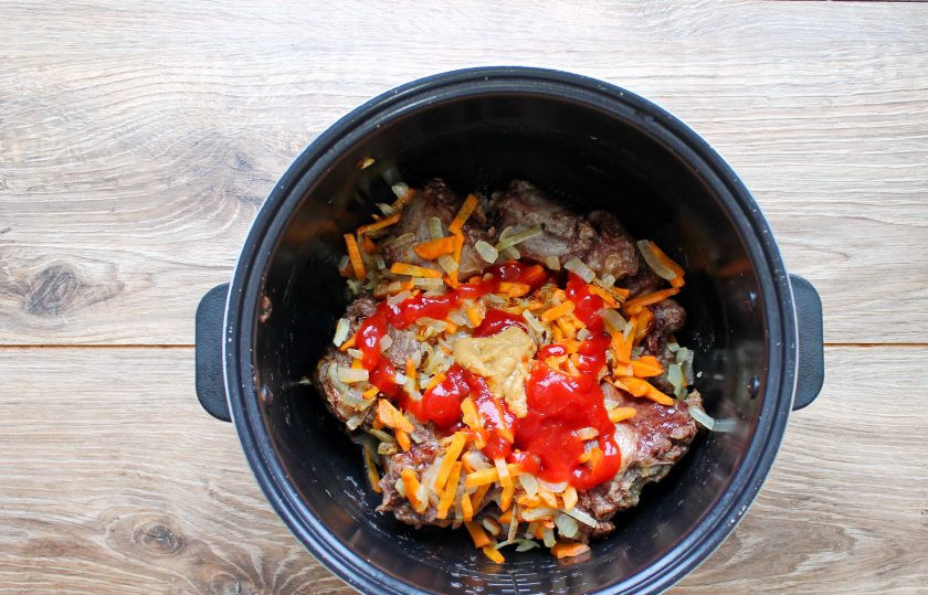 1. Этап. Говяжьи хвосты в мультиварке: К обжаренным овощам и хвостам выложите горчицу, специи.