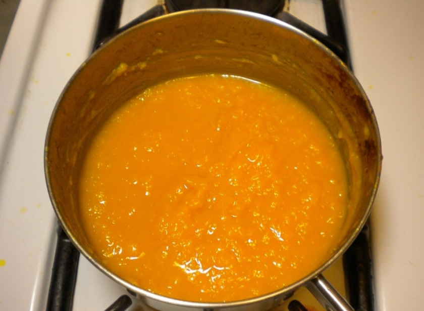 1. Этап. Каша из тыквы на воде: Когда тыква станет мягкой, выключите огонь и слегка остудите вареную тыкву. Затем блендером ее измельчите в пюреобразное состояние. Отставьте в сторону пока.