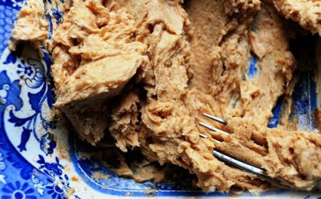 1. Этап. Вкусные гренки из белого хлеба: Разминаем все ингредиенты до получения однородной массы.