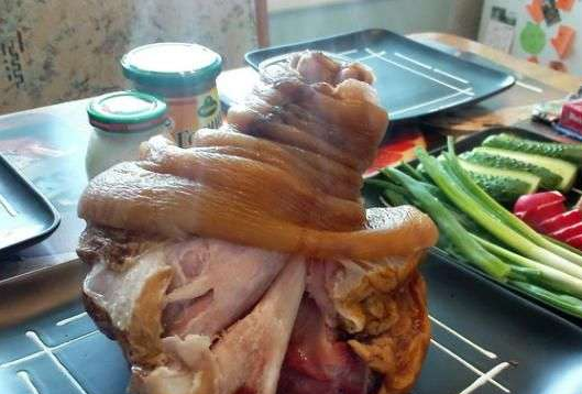 1. Этап. Рулька варено-копченая: 2. Достаем, остужаем, натираем солью и специями.