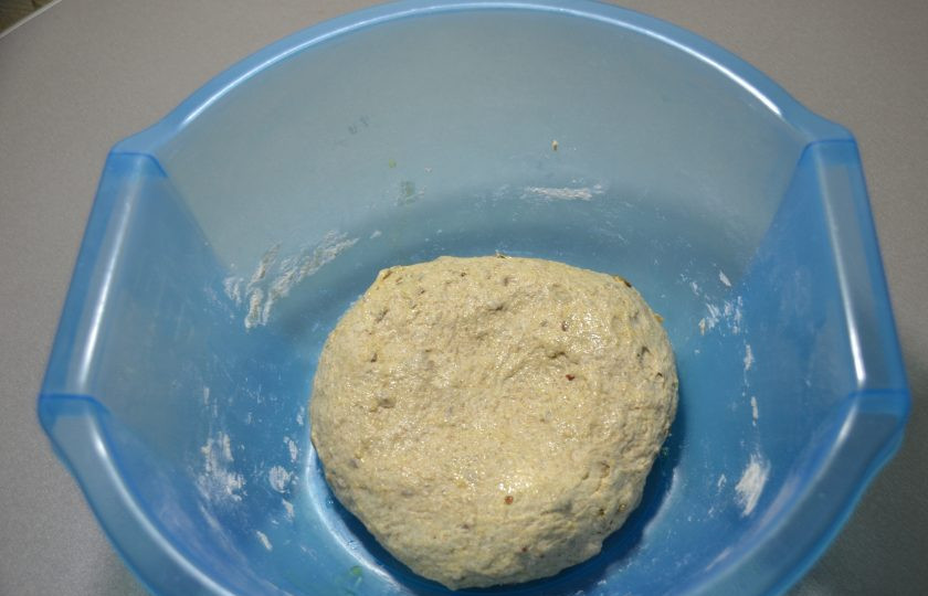 1. Этап. Мультизерновой хлеб: Заместите тесто, с периодичностью в 45 минут сделайте две обминки методом 