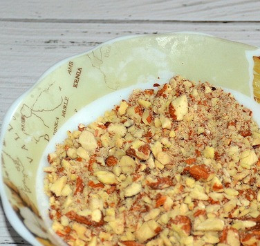 1. Этап. Слойки с яблоками и миндалем: Миндаль измельчить удобным для вас способом не сильно мелко.