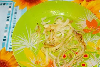 1. Этап. Новогодний салат Шишка: Лук обжарьте и уложите на картофель.