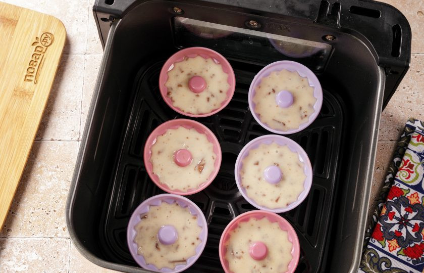 1. Этап. Кексы в аэрогриле: Заполните формочки тестом. Удобнее всего делать это чайной ложкой. Обратите внимание, что каждая форма должна быть заполнена на 2/3 (может даже и меньше, зависит от типа формы). Поставьте формы в чашу аэрогриля.